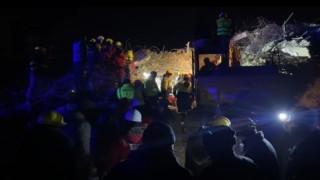 Tunceli AFAD ve Makedon ekip, 114 saat sonra depremzedeyi enkazdan canlı çıkardı