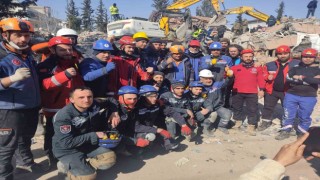 Türk, Ermeni ve ABDli ekip 2 kadını enkazdan sağ çıkardı