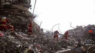 Türk ve El Salvadorlu ekipler 150 saat sonra 1 kadın ve 1 çocuğu enkazdan sağ çıkardı