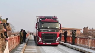 Türkiye-Ermenistan sınırı 35 yıl sonra depremzedeler için açıldı