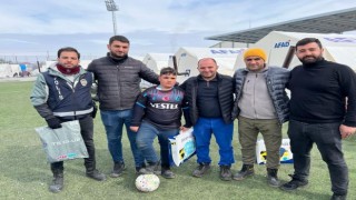 Türkiye yazılı topa vurmayan Enes Trabzonsporun gönderdiği top ve formasına kavuştu
