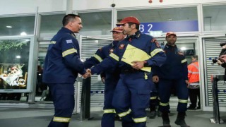 Türkiyeden ayrılan Yunan arama-kurtarma ekipleri Atinada ilgiyle karşılandı