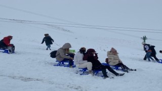 Türkiyenin göl manzaralı kayak merkezinde sezon açıldı