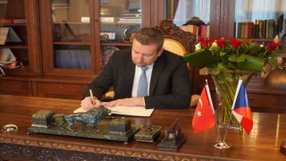 Türkiyenin Prag Büyükelçiliğinde taziye defteri açıldı