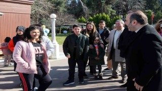 Tutuk, depremzede çocukları Yürüyen Köşkte ağırladı