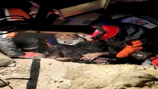 Tuzla Belediyesi Arama Kurtarma Ekipleri, bir kişiyi 30 saat sonra enkazdan kurtardı