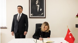 Ukrayna First Lady'si Zelenska, Kiev Büyükelçiliğinde taziye defterini imzaladı