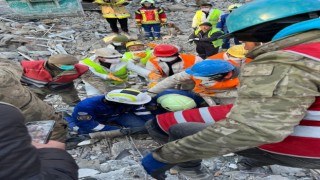 Ukraynalı ekip depremin 9. gününde bir kadını enkazdan sağ çıkardı