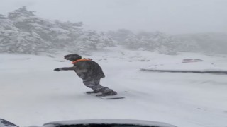 Uludağ yolunda trafik oluştu, o snowboard yaparak indi