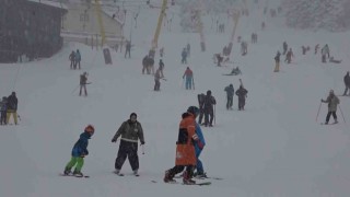 Uludağda yarıyılın son gününde tatilciler karın keyfini çıkarttı