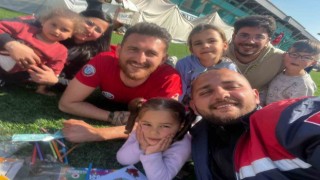UMKE ekipleri çocukların dünyasını renklendirmek içinde çalışıyor