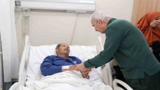 Ümraniye Belediye Başkanı İsmet Yıldırım depremzedeleri hastanede ziyaret etti
