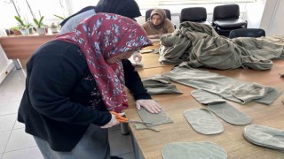 Ümraniyede 25 kadın depremzedeler için bir arada: Eldiven, atkı ve bere dikiyorlar