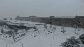 UNESCO listesindeki asırlık surlar beyaz gelinlik giydi