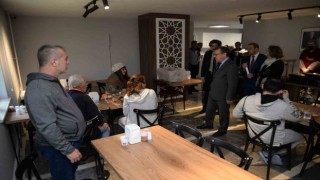 Üniversite Konukevinde kalan depremzede ailelere moral ziyareti