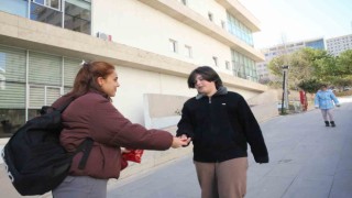 Üniversite öğrencileri kendi malzemelerini depremzedelere bırakıyor