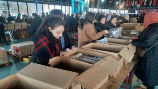 Ünlü dizi oyuncuları Beyoğlundaki deprem yardım çalışmalarına katıldı