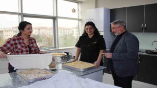 Ünlü şefin depremzedeler için kurduğu lokantaya Çorumlu kadınlardan destek