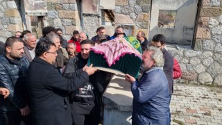 Ünlü yönetmenden annesine son öpücük