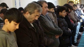 Uşakta binlerce vatandaş, depremde hayatını kaybedenler için gıyabi cenaze namazı kıldı