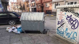 Uyarı yazısı bile kaldırıma çöp atılmasına engel olamadı