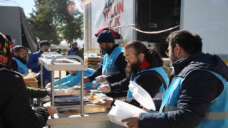 Uygur Türklerinden depremzedelere ‘Uygur Pilavı ikramı