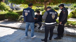 Üzerinden çok sayıda kimlik ve telefon çıktı