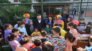 Vali Aksoy, depremzede çocuklara moral oldu