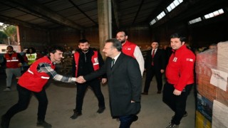 Vali Aksoy, Kızılay deposunu inceledi.