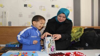 Vali Çiftçinin eşinden depremzedelere moral ziyareti