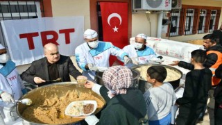 Vali Dağlı, depremzedelere sıcak yemek dağıttı