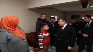 Vali vatandaşın ayağına gidip, sıkıntılarını dinledi