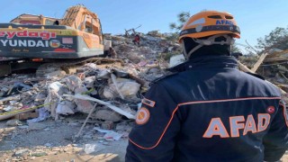 Van AFAD ekipleri enkaz altında sıkışan kediyi kurtardı