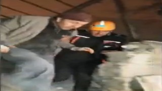 Van ekibi deprem enkazından 1 kişiyi sağ olarak çıkardı