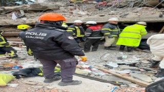 Van polisi 108 saat sonra bir kadını enkaz altından sağ çıkardı