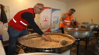 Van Valiliği koordinasyonunda depremzedelere sıcak yemek