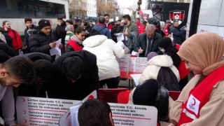 Vanda depremzedeler için kan bağışı kuyruğu