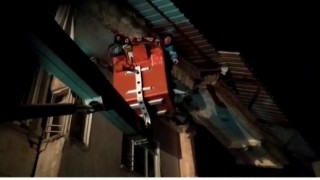 Vandan giden ekip 80 yaşındaki kadını enkazdan sağ çıkarttı
