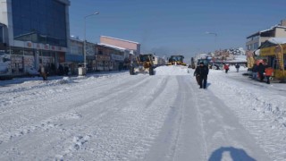 Vartonun cadde ve sokaklarında biriken kar kütleleri ilçe dışına taşınıyor