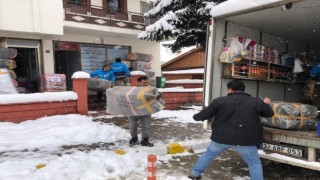 Vatandaşlar, el birliğiyle diktikleri battaniyeleri deprem bölgesine gönderdi