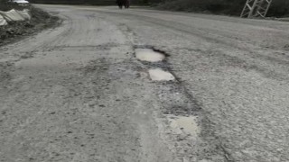 Vatandaşlar yollardaki çukurlara tepki gösterdi