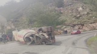 Yağıştan kayganlaşan yolda beton mikseri devrildi: 1 yaralı