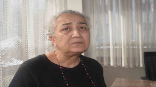 Yakınları göçük altında olan kadın depremzedelere bir nebze yardımcı olabilmek için canla başla çalışıyor