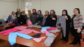Yalova Belediyesi kursiyerleri depremzedeler için üretime geçti