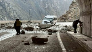 Yamaçtan kopan kayalar servis aracına isabet etti: 4 kişi yaralı