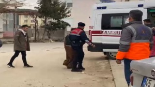 Yangında mahsur kalan çifti itfaiye ekipleri kurtardı