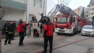 Yangında mahsur kalan özel birey itfaiye ekipleri tarafından kurtarıldı