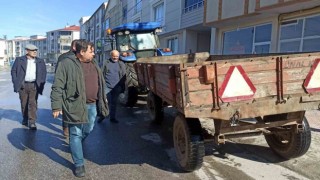 Yanlışlıkla aldığı traktör römorkunu geri getirdi
