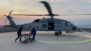 Yaralı depremzede askeri helikopterle hastaneye nakledildi