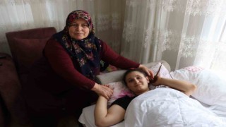 Yaralı depremzedeye ve bebeğine evini açtı, anne şefkatiyle bakıyor